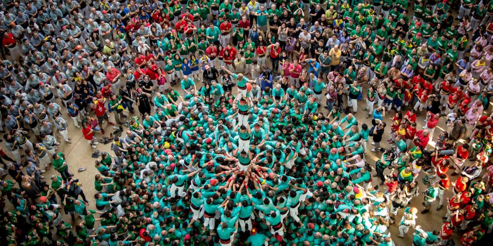 The Castellers from Vilafranca complete a 4de9fa during the Tarragona Human Tower Competition. – © David Oliete