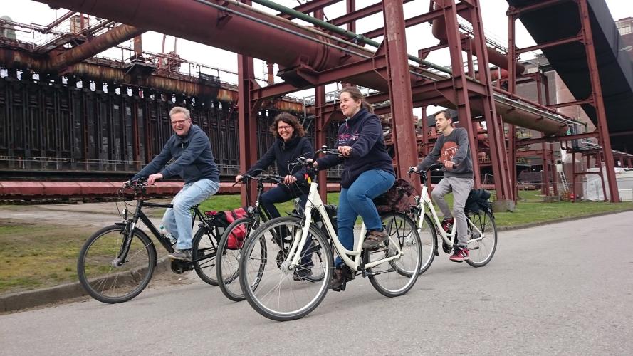 Explore the World Heritage Site on two wheels: during a guided bicycle tour, participants get to know the extensive Zollverein grounds and the industrial cultural landscape of the neighbouring districts in the company of a tour guide. – © Melanie Hundacker / simply out tours