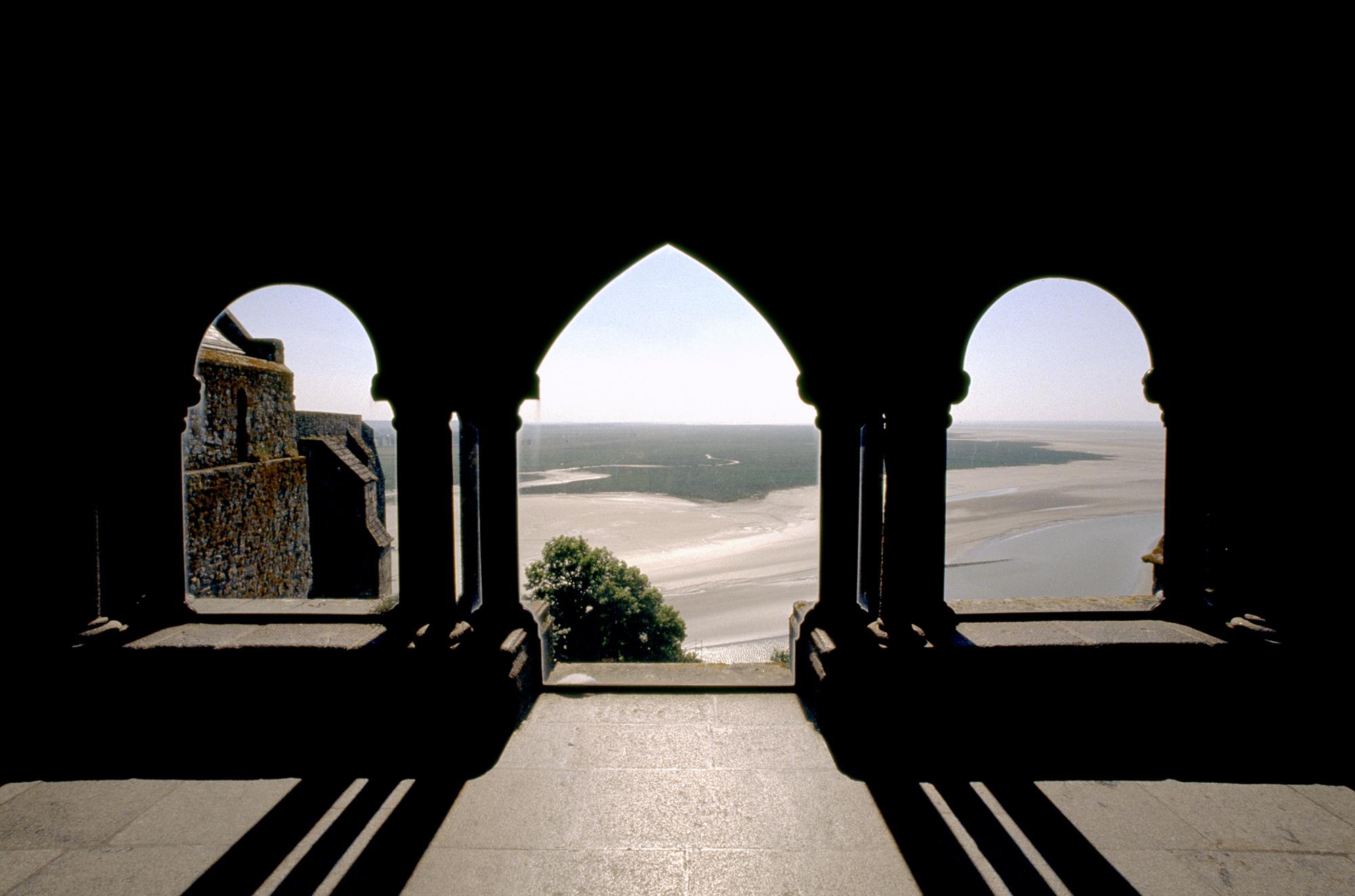 Cloister bays. The Bay of Mont-Saint-Michel has a surface area of approximately 450 square kilometres and serves as one of the most extraordinary tidal theatres in Europe. – © Abbaye du Mont-Saint-Michel / CMN