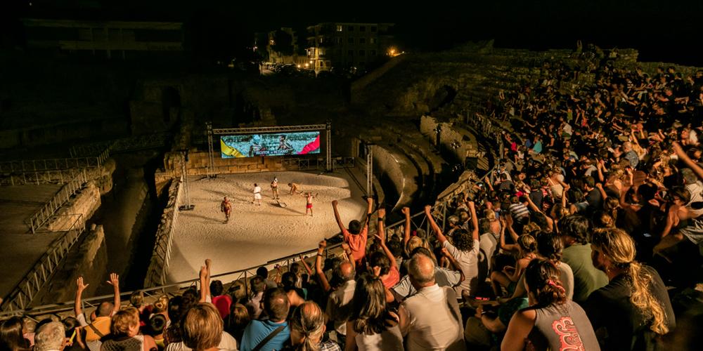 Tarragona's visitors experience the city's Roman past with historical re-enactments. Relive the gladiatorial battles in the Amphitheatre through the use of the latest technology. – © Rafael López-Monné / Tarragona Turisme