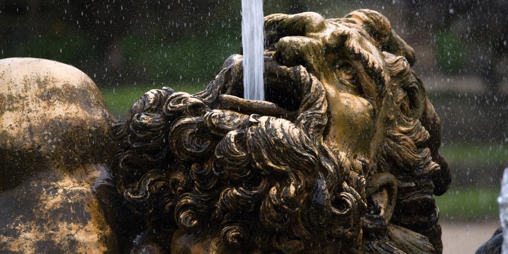 This fountain depicts the giant Enceladus half-buried under a pile of rocks, struggling to survive, and captured his suffering by having a powerful water jet spring from his mouth like a cry. – © Thomas Garnier This fountain depicts the giant Enceladus half-buried under a pile of rocks, struggling to survive, and captured his suffering by having a powerful water jet spring from his mouth like a cry. – © Thomas Garnier