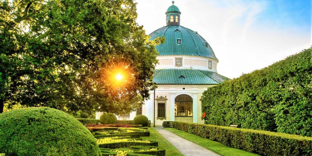 The Rotunda is placed in the very heart of the Flower Garden and is really photogenic. – © Tomas Vrtal