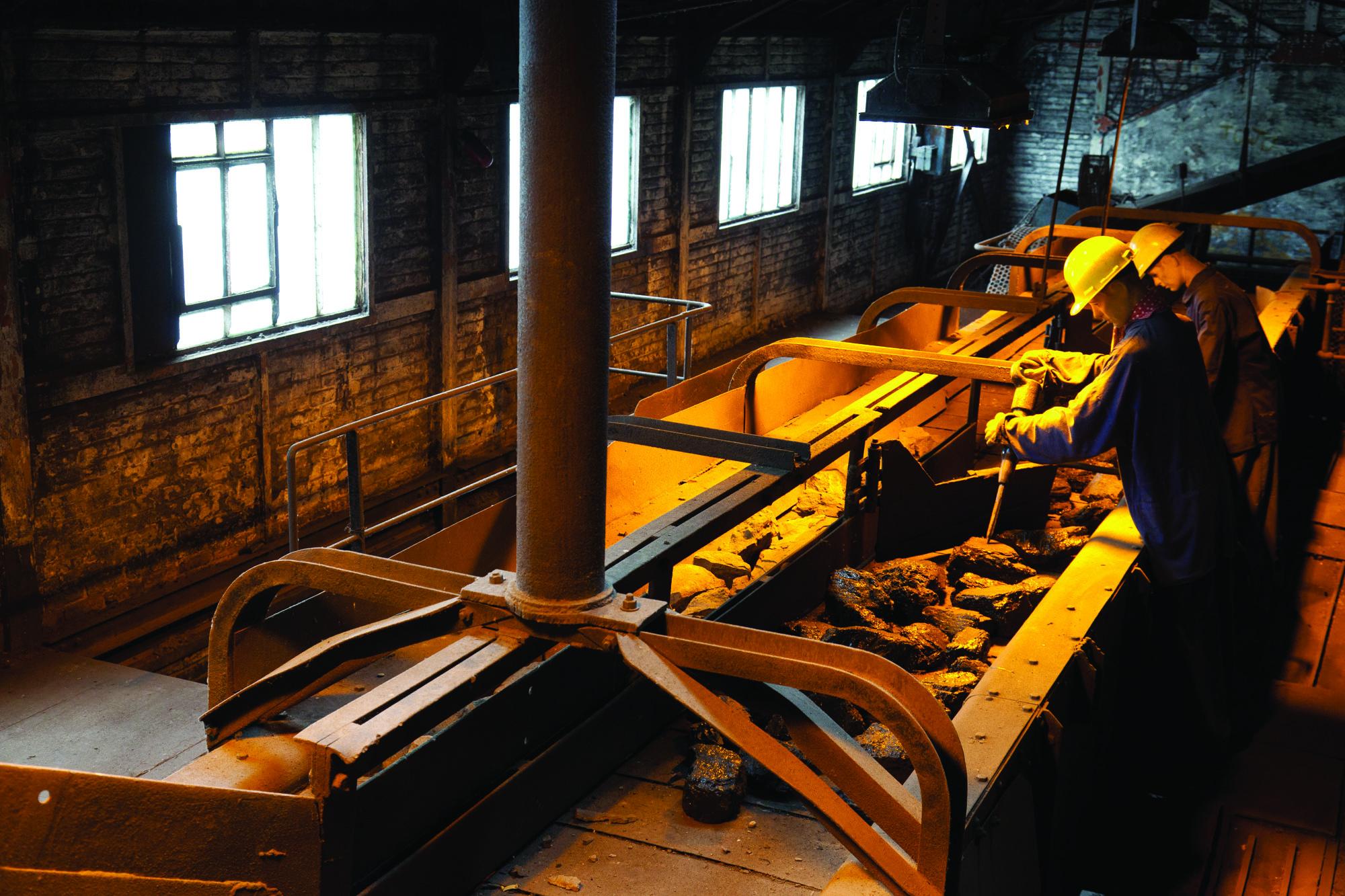 Workers used hammers to crush coal into smaller pieces in the sorting plant. – © FTPL