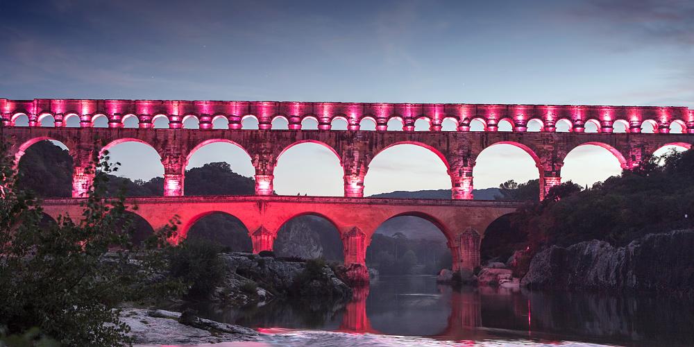 From dusk onwards, the Pont du Gard reveals itself, swathed in a suit of light, emphasising the sense of perspective and architectural features. – © Laurent Rebelle From dusk onwards, the Pont du Gard reveals itself, swathed in a suit of light, emphasising the sense of perspective and architectural features. – © Laurent Rebelle