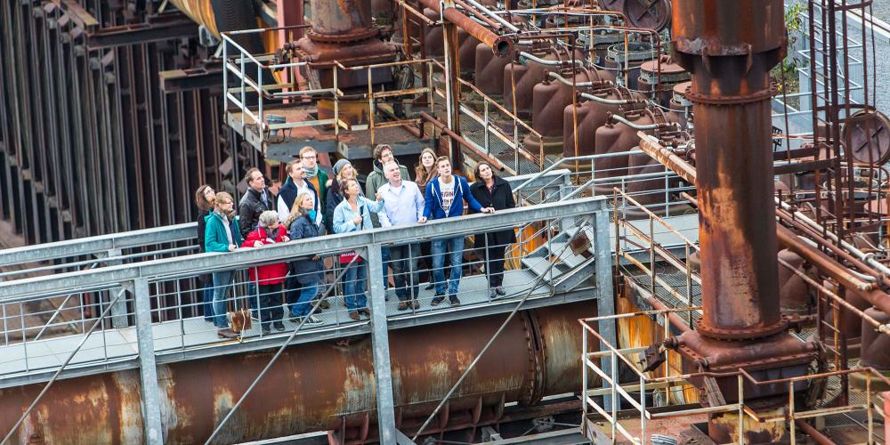 Le ZOLLVEREIN® Monument Path propose des visites guidées de la mine de charbon et de la cokerie tout au long de l'année. En moyenne, 150 000 visiteurs par an participent aux visites guidées et explorent le Site du patrimoine mondial de l'UNESCO. – © Jochen Tack / Zollverein Foundation