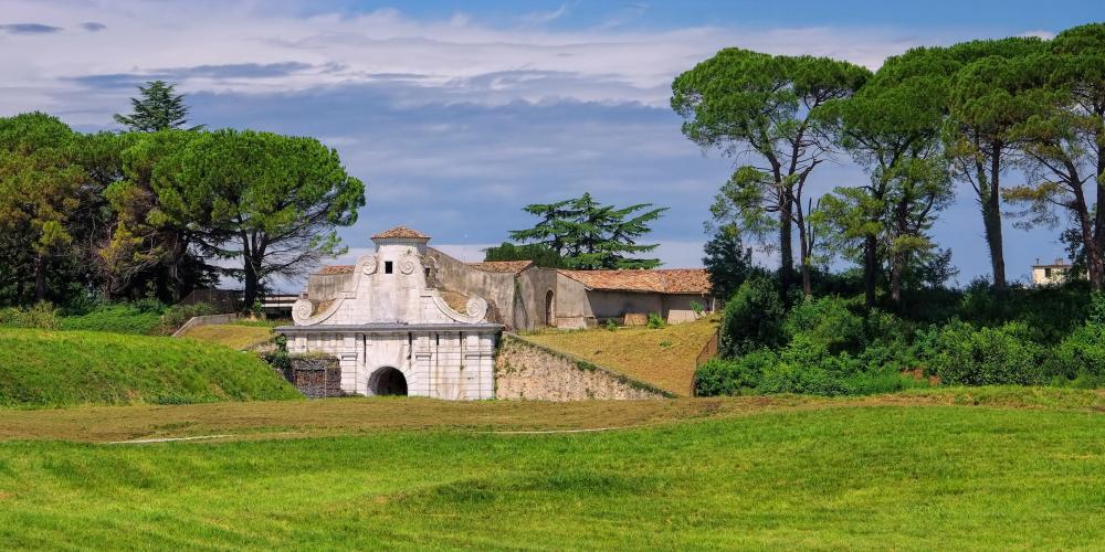 Porta Aquileia, the southern gate to the city of Palmanova – © lianem / Shutterstock