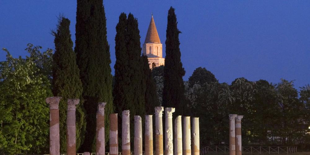 Le forum d'Aquilée aujourd'hui, avec en toile de fond le campanile de la basilique paléochrétienne. – © Gianluca Baronchelli