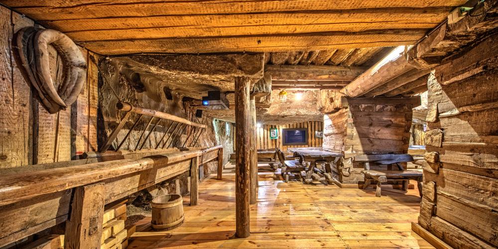 The Mysiur Chamber was made in the 18th century and functioned as a stable for horses working in the mine. Tourists can see and listen to miners working in the pits and watch a film about salt evaporation and salt trading. – © Adam Brzoza The Mysiur Chamber was made in the 18th century and functioned as a stable for horses working in the mine. Tourists can see and listen to miners working in the pits and watch a film about salt evaporation and salt trading. – © Adam Brzoza