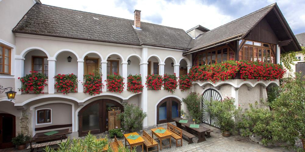 This winegrower serves his wines in the courtyard of his historic house in Wösendorf. – © Monika Löff