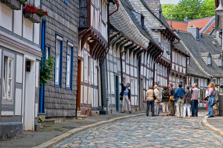 Goslar est renommée pour ses maisons à colombages, ses rues pavées et ses toits pentus. – © Stefan Schiefer / GOSLAR marketing gmbh