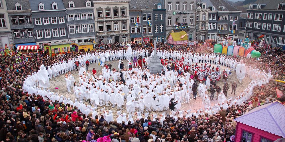 À la fin de cette procession colorée, sur la place St-Remacle, les Blancs Moussis commencent leur danse. – © Laetare Stavelot À la fin de cette procession colorée, sur la place St-Remacle, les Blancs Moussis commencent leur danse. – © Laetare Stavelot