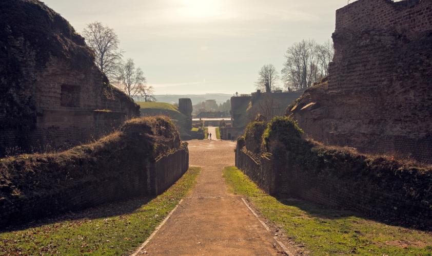 The North entrance of the Amphitheatre. The arena is surrounded by a protecting wall with openings for animal cages. – © Thomas Zühmer