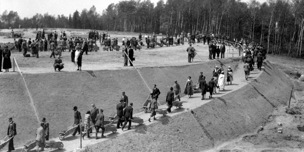 Residents of Kraków and the neighbouring areas willingly took part in the building of Piłsudski Mound in the 1930s as an expression of patriotism and joy related to their newly-regained independence. – © Narodowe Archiwum Cyfrowe Residents of Kraków and the neighbouring areas willingly took part in the building of Piłsudski Mound in the 1930s as an expression of patriotism and joy related to their newly-regained independence. – © Narodowe Archiwum Cyfrowe
