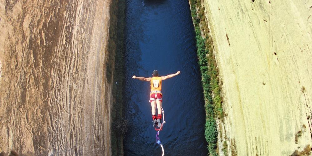 Vivez l'incroyable sensation de sauter dans le canal historique de l'Isthme – © www.enjoycorinthia.gr Vivez l'incroyable sensation de sauter dans le canal historique de l'Isthme – © www.enjoycorinthia.gr