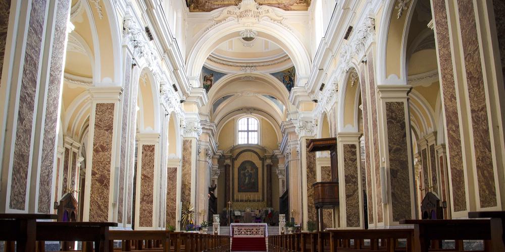 Interior of the Cathedral with the central nave. – © Paola Salvetti