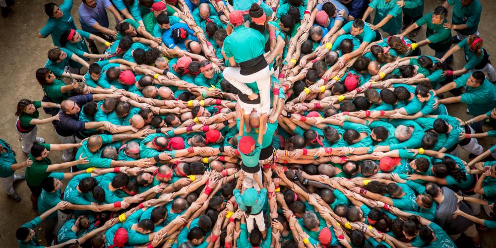 Les castells sont des tours humaines formées par d'énormes groupes de personnes et pouvant atteindre une hauteur équivalente à dix personnes. – © David Oliete