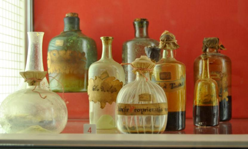 Some of the original crystal jars from the Spezieria di Santa Fina used to conserve the natural ingredients and medicaments. Some of the ingredients are quite singular as Dragon Blood! You can use them during the workshop. – © Andrea Miserocchi / Italian Stories