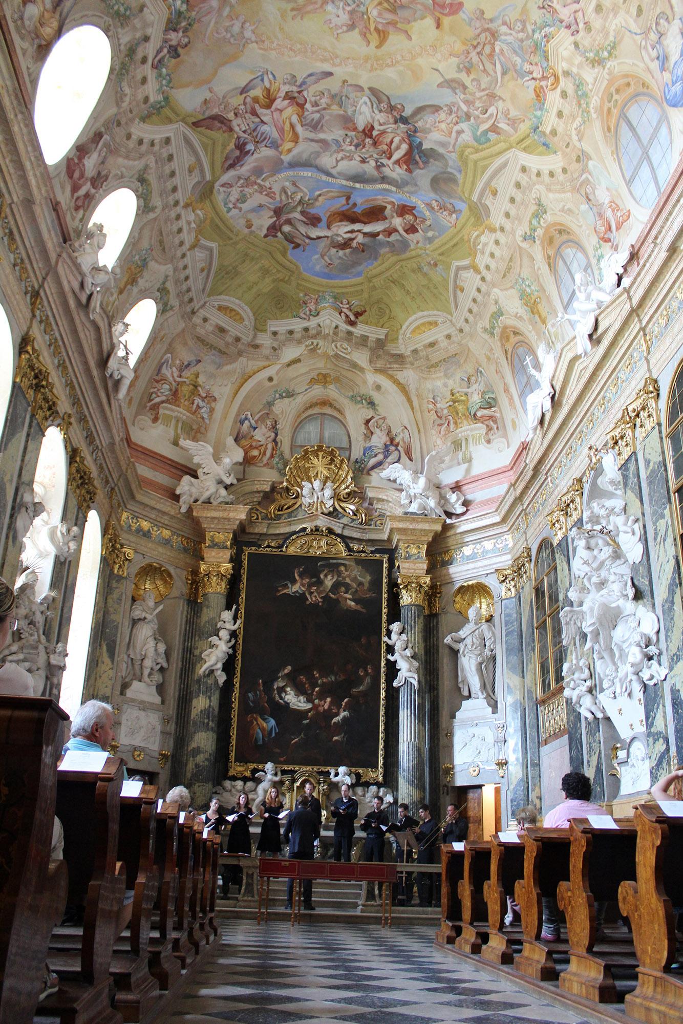 La chapelle du château datant de 1729, magnifiquement décorée, avec un orgue construit par Lothar Franz Walther, est un chef-d'œuvre baroque typique d’Europe Centrale. - © Lenka Beránková