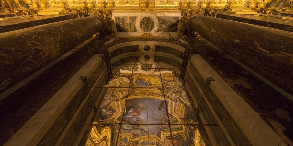 A cette époque les mirroirs coûtaient extrêmement chers et les dix-sept arches reflétaient le pouvoir et la richesse du royaume français. – © Thomas Garnier