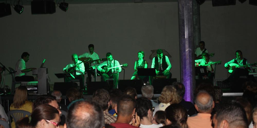 Concert in the courtyard of the Archaeological Museum of Olympia under August moonlight (2017). – © Nansy Spyropoulou / Patris Newspaper