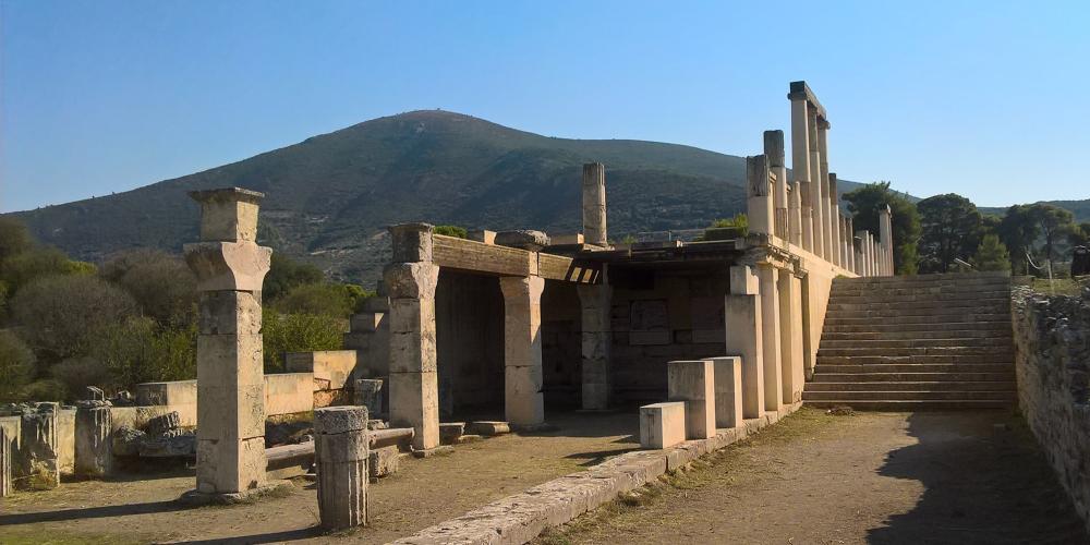 Les patients, après avoir lu les témoignages de ceux guéris miraculeusement avant eux, passaient la nuit dans l'Abaton-Enkoimeterion en espérant avoir des visions en rêve et être guéris au réveil. – © Hellenic Ministry of Culture and Sports / Ephorate of Antiquities of Argolida Les patients, après avoir lu les témoignages de ceux guéris miraculeusement avant eux, passaient la nuit dans l'Abaton-Enkoimeterion en espérant avoir des visions en rêve et être guéris au réveil. – © Hellenic Ministry of Culture and Sports / Ephorate of Antiquities of Argolida