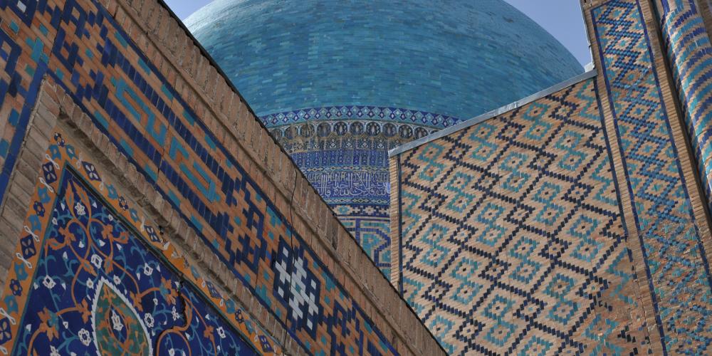 Blue sky and old, patterned roofs of Bibi Khanym Palace – Photo by Idun Uhl Kotsani