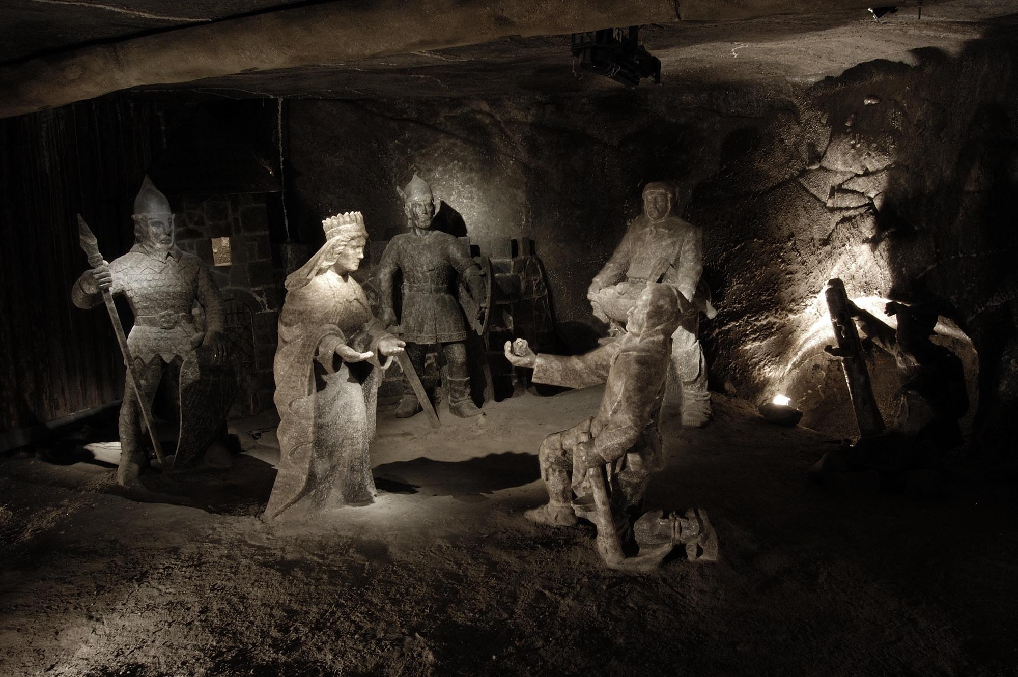 La légende de St. Kinga est illustrée par un groupe de sculptures situé dans la salle de Janowice dans la mine de sel de Wieliczka.  – © Artur Grzybowski