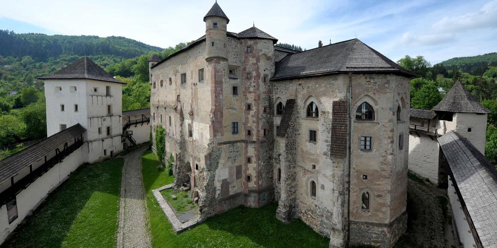 The origins of the building's evolution begins with the remains of the original Romanesque basilica re-rebuilt into the castle. – © Lubo Lužina