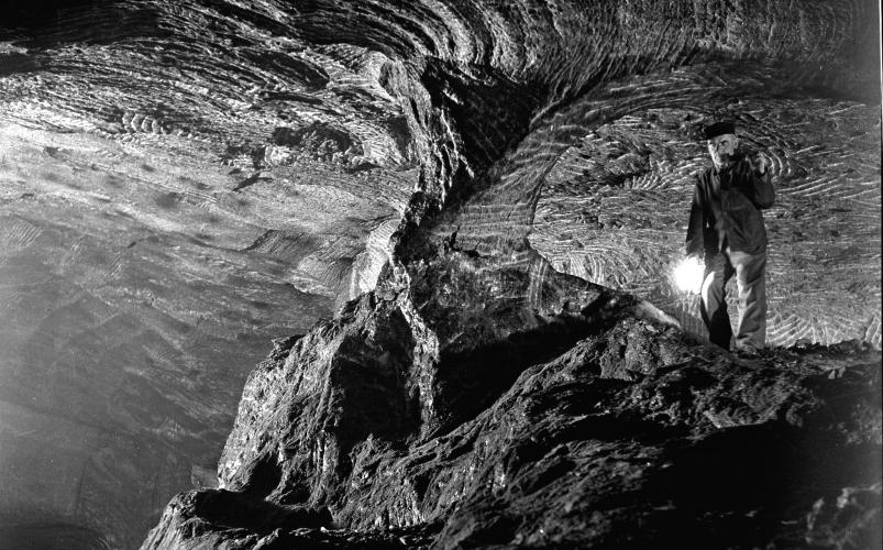 Długosz photographié à l'aide de poudre de lampe de poche pour éclairer les salles sombres, créant une atmosphère profonde et unique. Ce faisant, il risqua sa vie dans des lieux contenant du méthane hautement explosif. – © Alfons Długosz