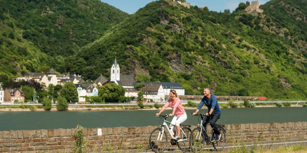 On the Rhine Cycle route, passing Bornhofen pilgrimage monastery and the castles Liebenstein and Sterrenberg, known as the 'Feuding Brothers'. – © Dominik Ketz / Romantischer Rhein Tourismus GmbH