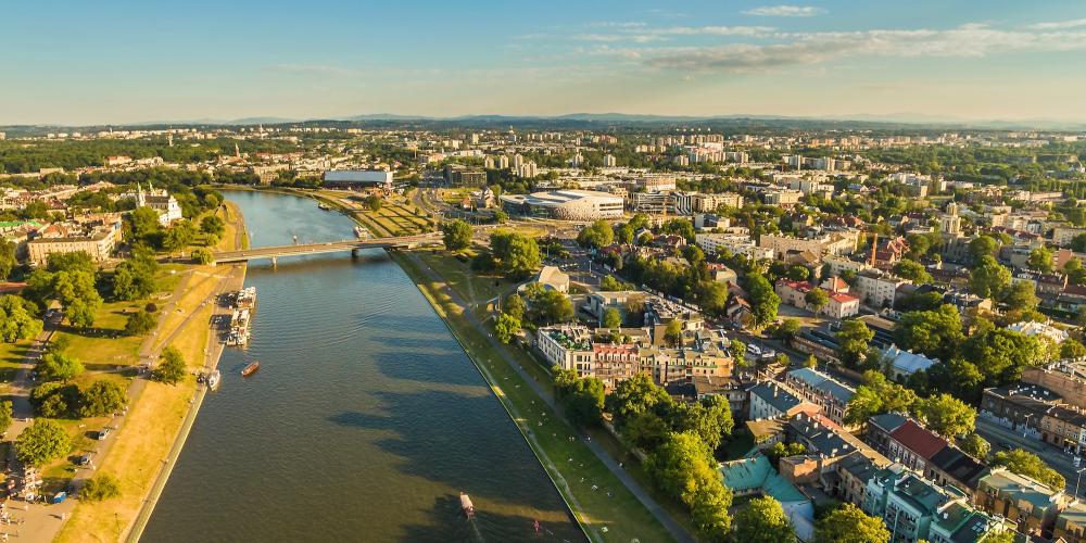 View towards the south-eastern part of Kraków. The Vistula is the longest river in Poland (1,047 km); in the past, it was also an important transport route used to raft goods, including salt, to various regions of Poland. It is only in the city that its banks are contained; outside, the river is wild and primeval. – © Nahlik