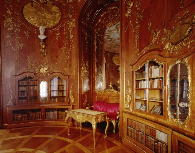 This exquisite, cedar-paneled Library, itself a work of art, was the private sanctuary of Frederick the Great. – © L.Seidel/SPSG