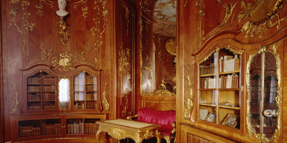 Cette bibliothèque raffinée avec ses boiseries de cèdre est une œuvre d'art en soi et était le sanctuaire privé de Frédéric le Grand. – © L.Seidel/SPSG