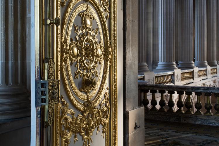 Every day the Court attended the King’s mass at 10 am. The sovereign sat in the royal tribune surrounded by his family. – © Thomas Garnier