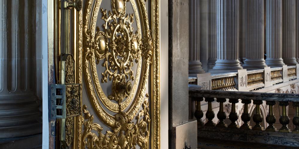 Every day the Court attended the King’s mass at 10 am. The sovereign sat in the royal tribune surrounded by his family. – © Thomas Garnier Every day the Court attended the King’s mass at 10 am. The sovereign sat in the royal tribune surrounded by his family. – © Thomas Garnier