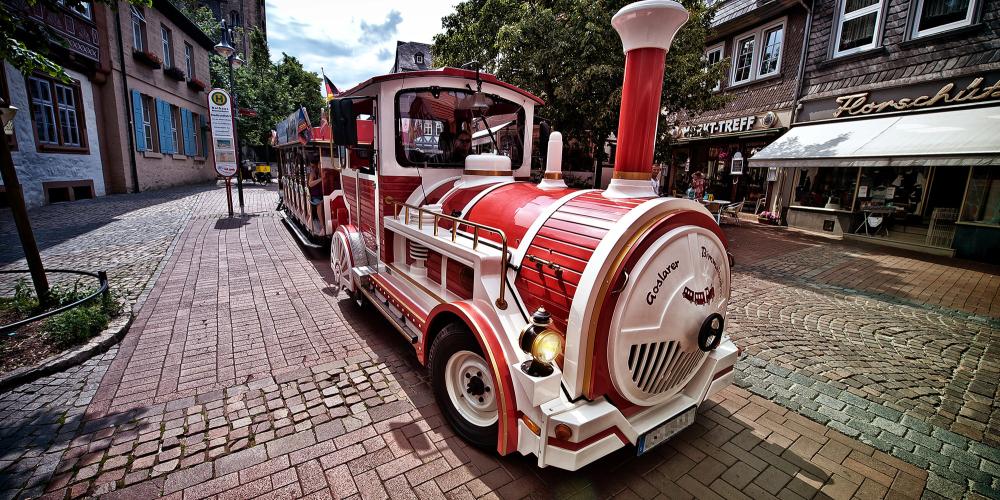 Sit back and relax in the choo-choo train. If you don´t want to walk around the whole town, the choo-choo train is a good alternative to get around Goslar quickly. – © Stefan Schiefer / GOSLAR marketing gmbh