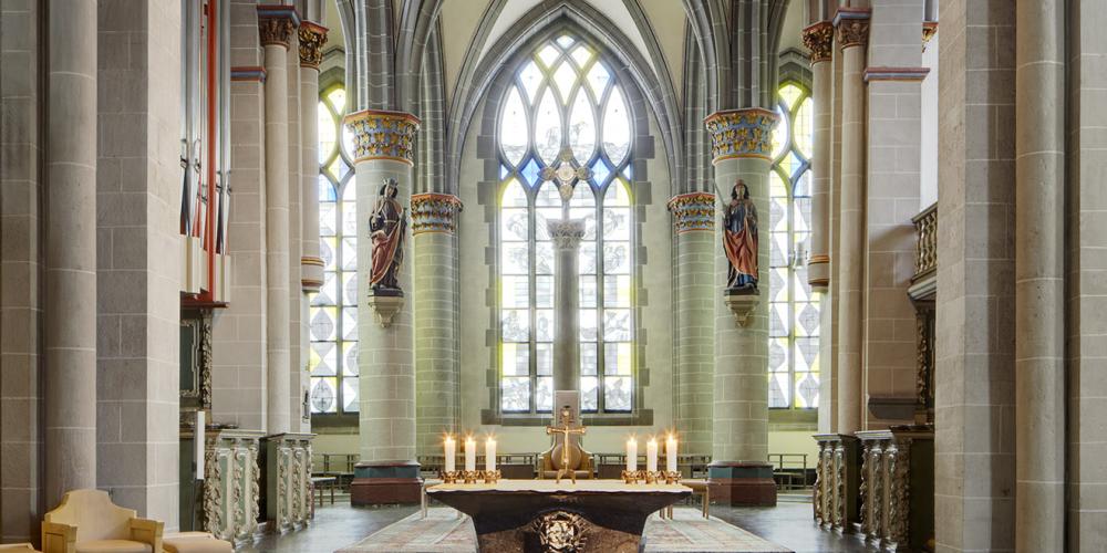 The main altar (consecrated in 1968) of the Essen Cathedral was created by sculptor Elmar Hillebrand from polished blue stone. The shape of the altar is reminiscent of a tulip opening up as well as the table of the Last Supper. – © Christian Diehl / The Treasury of Essen Cathedral