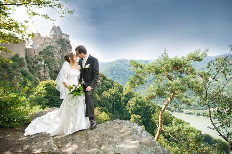 A dream comes true on the greatest day of your life—marrying high above the Danube, in a medieval setting, in a World Heritage landscape. – © Daniela Matejschek