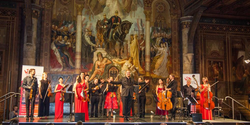 A concert at the Imperial Palace. The Winter Hall not only inspires because of the music, but also through its mural painting. – © Martin Schenk / Musikfest Goslar Harz A concert at the Imperial Palace. The Winter Hall not only inspires because of the music, but also through its mural painting. – © Martin Schenk / Musikfest Goslar Harz