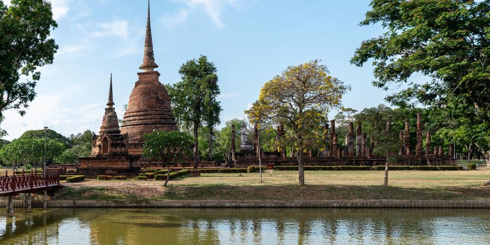 The temple of Wat Sa Si is built on a small island in one of the site's water reservoirs. – © Michael Turtle The temple of Wat Sa Si is built on a small island in one of the site's water reservoirs. – © Michael Turtle