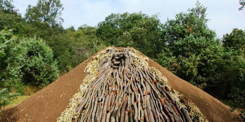 Reconstitution d'un four à charbon du XIXe siècle dans " Mémoires de Garrigue " – © DR EPCC Pont du Gard Reconstitution d'un four à charbon du XIXe siècle dans " Mémoires de Garrigue " – © DR EPCC Pont du Gard