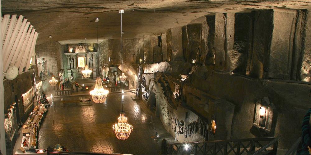 La chapelle de Saint Kinga, une immense salle éclairée par des lustres en cristal de sel. Il a fallu 67 ans à trois hommes pour la sculpter et la décorer. – © Artur Grzybowski