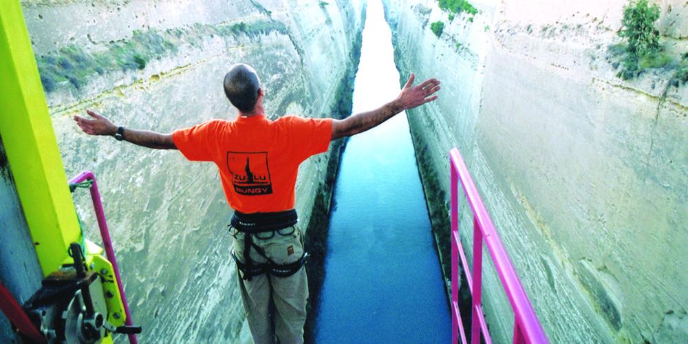 Profitez de l'expérience unique de sauter dans le magnifique canal de l'Isthme de Corinthe – © www.enjoycorinthia.gr Profitez de l'expérience unique de sauter dans le magnifique canal de l'Isthme de Corinthe – © www.enjoycorinthia.gr