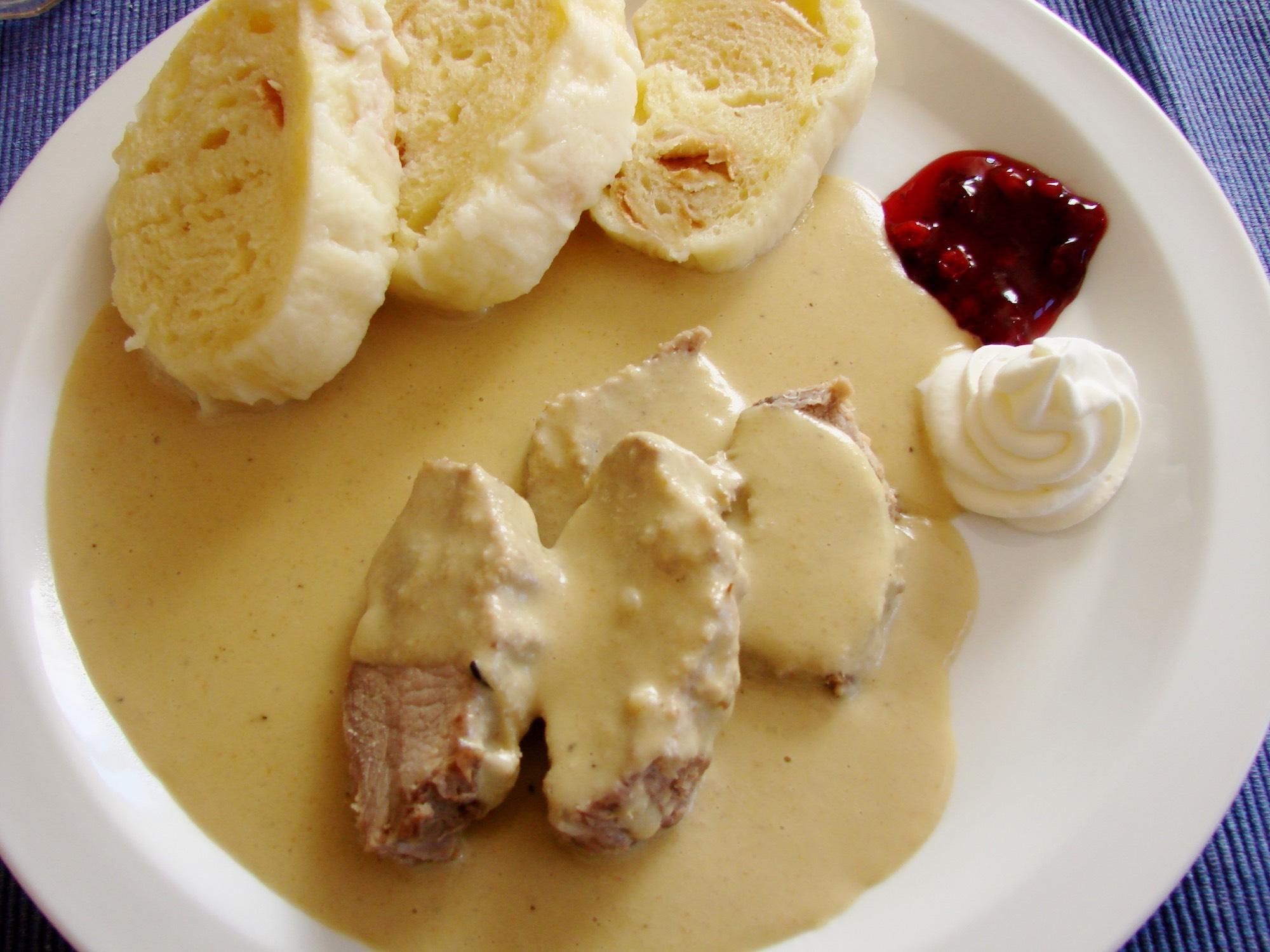 Traditional Czech dish "svičková na smetaně", (venison) sirloin with sauce made of cream and root vegetables. Meat is served with Czech dumplings, whipped cream and cranberry sauce. – © Matyáš Havel / Wikimedia