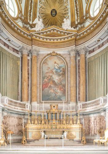The Palatina Chapel, designed by Vanvitelli, decorations and all, exemplifies the the influence of Versailles. – © Mariano De Angelis