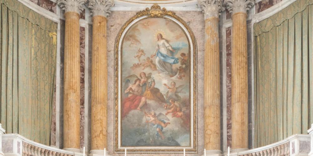 The Palatina Chapel, designed by Vanvitelli, decorations and all, exemplifies the the influence of Versailles. – © Mariano De Angelis The Palatina Chapel, designed by Vanvitelli, decorations and all, exemplifies the the influence of Versailles. – © Mariano De Angelis