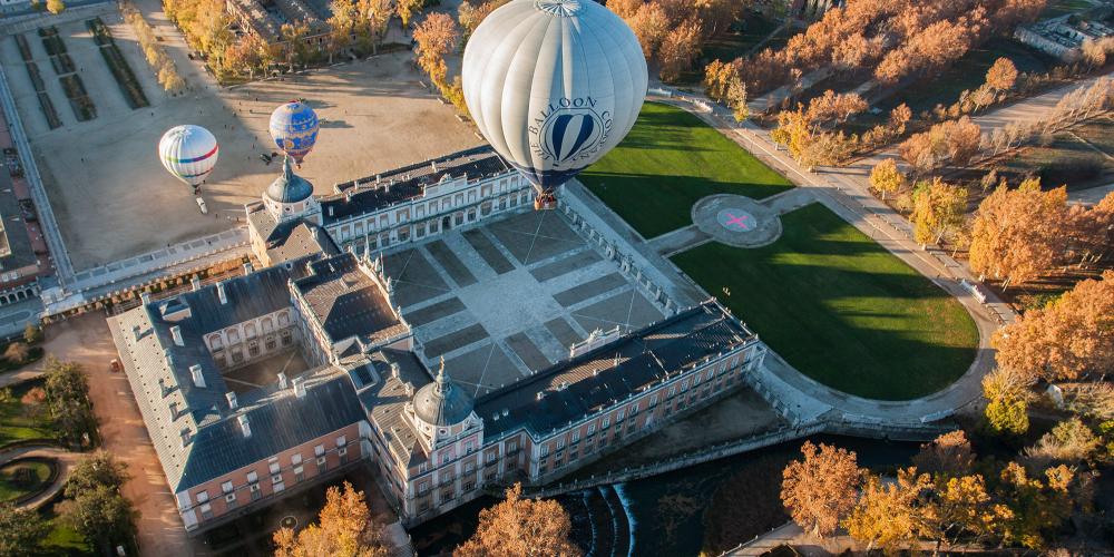 The Royal Palace of Aranjuez and its surrounding gardens can be viewed from tethered hot air baloons. – © Antonio Castillo López