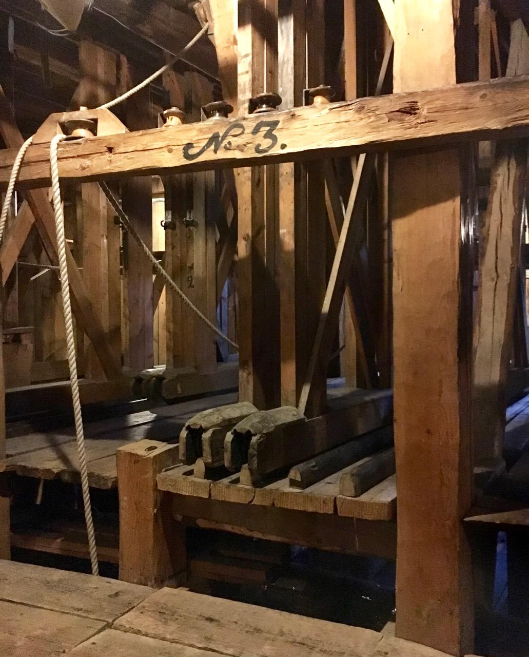 Les visiteurs peuvent faire des visites guidées des coulisses et passer en dessous de la scène pour voir la machinerie originale du XVIII siècle. - © Frank Biasi