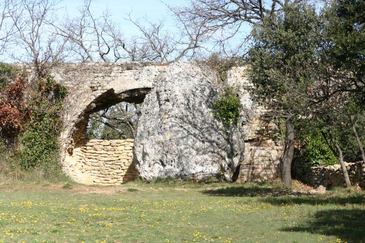 Roman aqueduct in "Memories of Garrigue" trail – © EPCC Pont du Gard