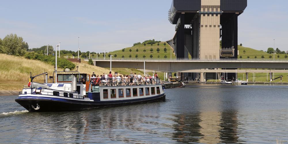 Experience crossing the funicular boatlift on board a barge and sailing into the concrete and steel giant. – © voiesdeau.hainaut.be Experience crossing the funicular boatlift on board a barge and sailing into the concrete and steel giant. – © voiesdeau.hainaut.be